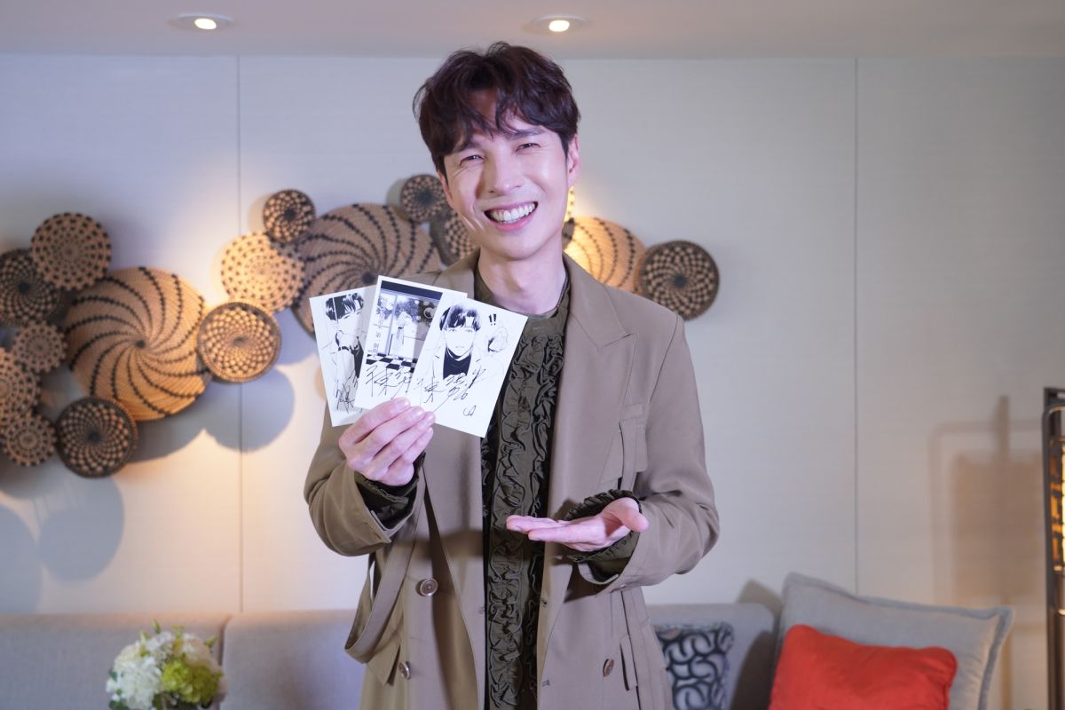 ▲陳勢安在一夜15萬元的房間裡面玩遊戲。（圖／MyMusic提供）
