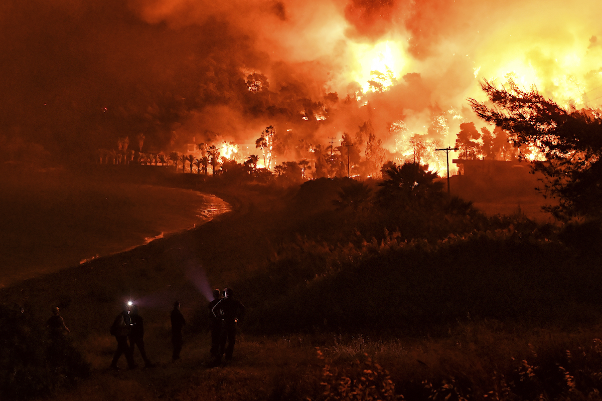 ▲希臘吉安尼亞山野生生物保護區燒了一夜的森林大火，當地數十位住民今天稍早已被疏散到安全地區。（圖／美聯社／達志影像）