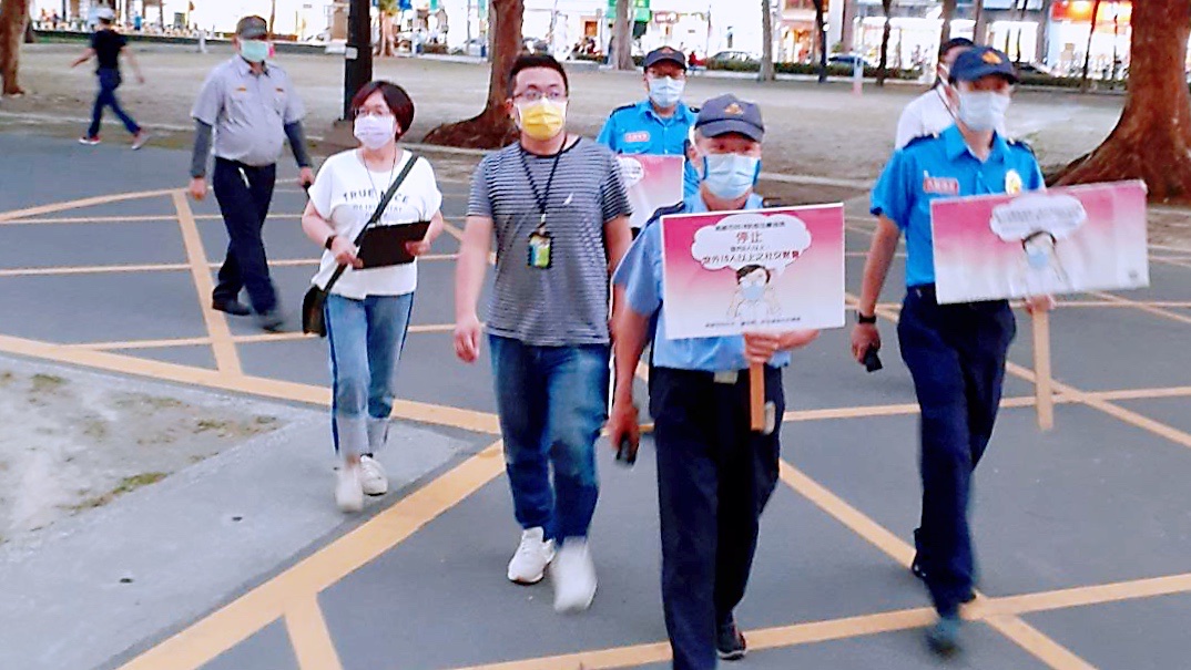 ▲民眾外出須「全程配戴口罩」，高市府將持續嚴格執行防疫政策，不戴口罩即刻開單。（圖／高市府文化局提供）