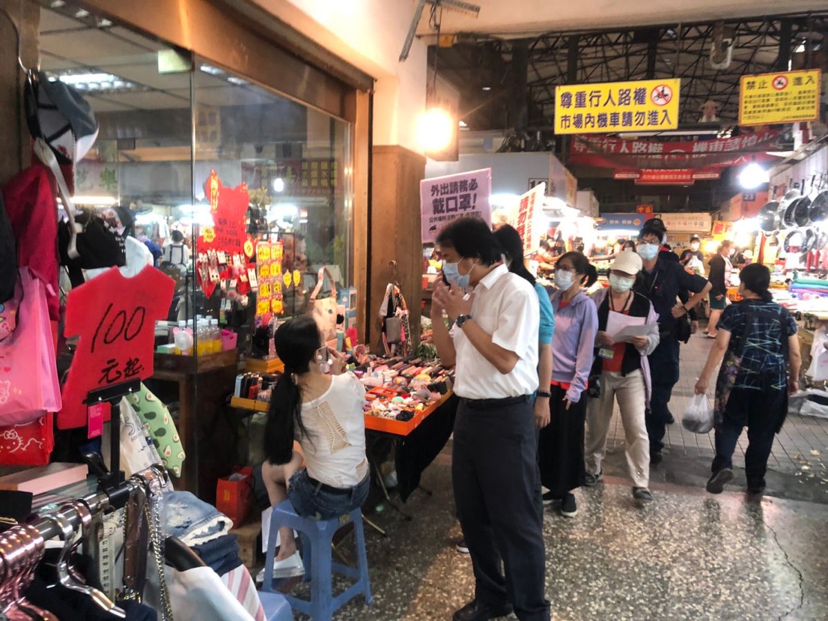 ▲民政局動員各區公所派員至各大夜市及公園執行稽查未戴口罩外出民眾。（圖／高市府民政局提供）