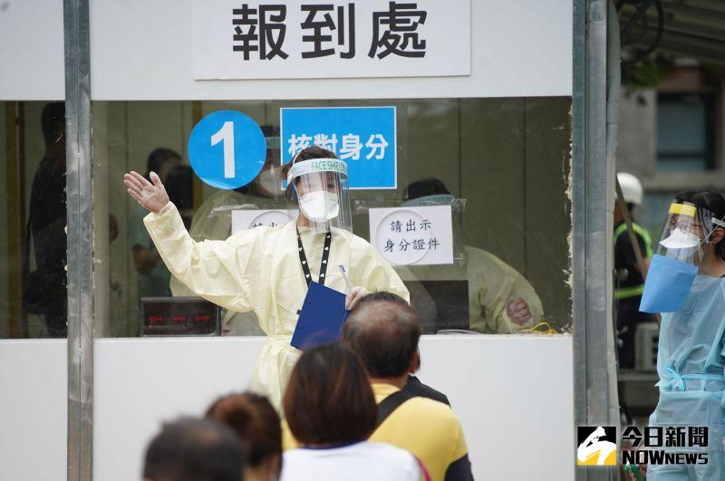 ▲採檢的民眾依序登記後到採檢窗口由採檢人員進行採檢,圖為現場工作人員向受檢者解釋採檢流程。(圖/記者李春台攝,2021.05.20)