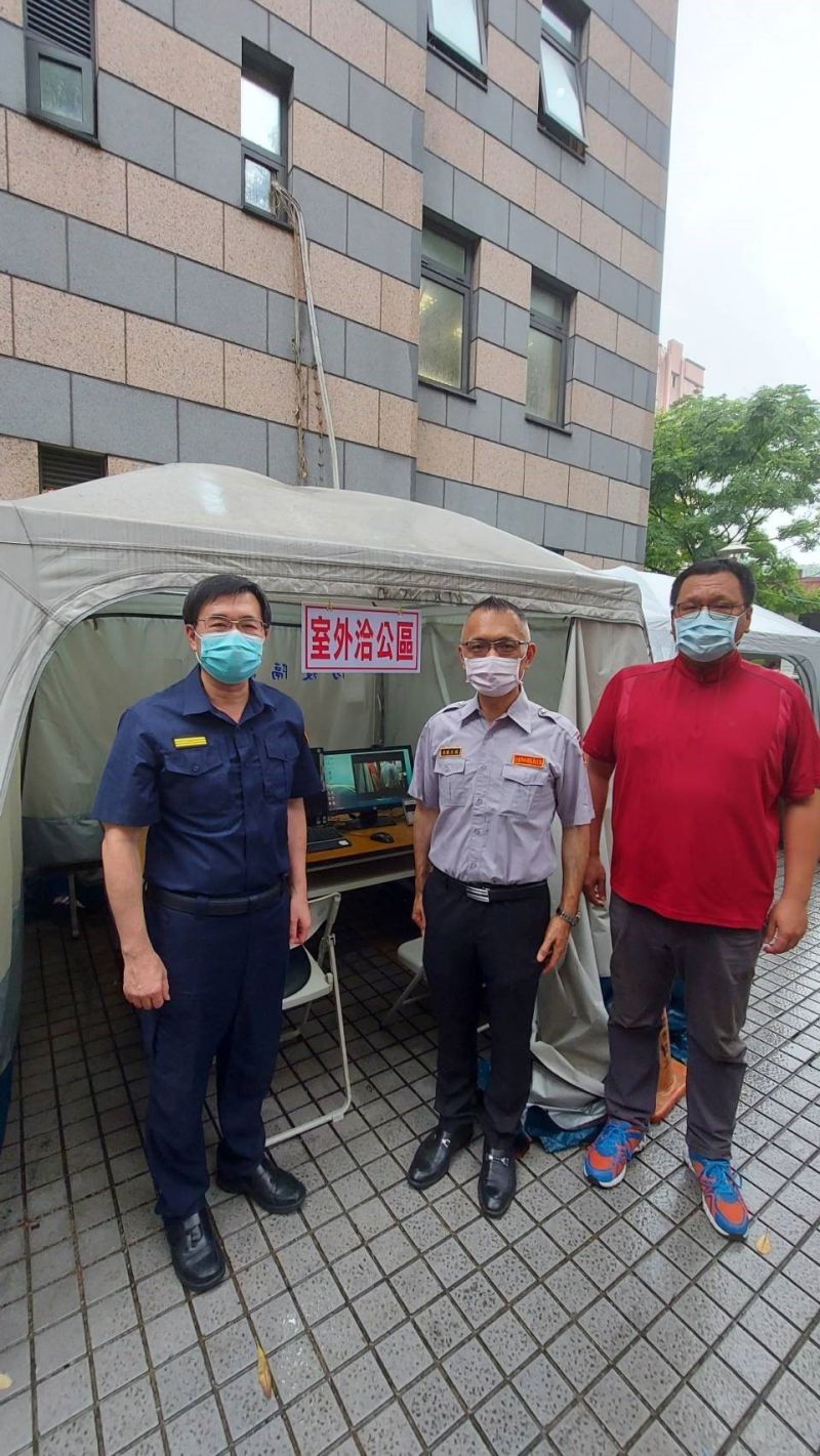 ▲防疫異地雙螢幕偵訊系統「室外洽公區」。(圖/台北市警察局內湖分局提供)
