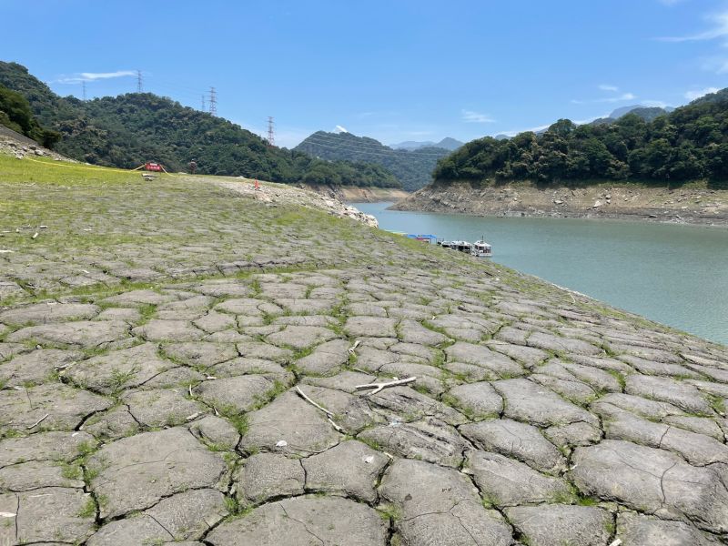 ▲久旱不雨，桃園石門水庫水位不斷下探。（圖／記者李春台翻攝）