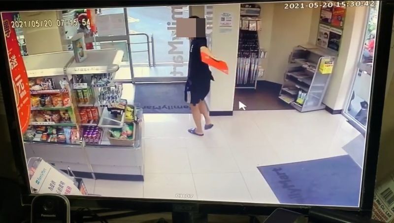 ▲新北市中和一名張姓男子，昨（20）日上午到超商影印資料，期間未將口罩戴好，遭店員勸阻後，疑似心生不滿，惱羞成怒，竟在結帳後脫下口罩，模仿周星馳電影《九品芝麻官》情節，在超商門口大聲挑釁「我進來了，我又出來了，打我呀，笨蛋」，讓店員氣得一路追出去。（圖／翻攝自《我是中和人》）
