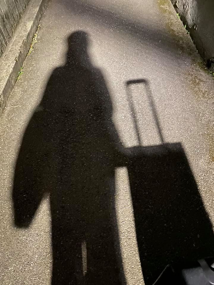 ▲田知學PO出一張推著行李離開家的影子照片,畫面曝光讓一票網友看完忍不住落淚。(圖/翻攝自臉書《布農Doc