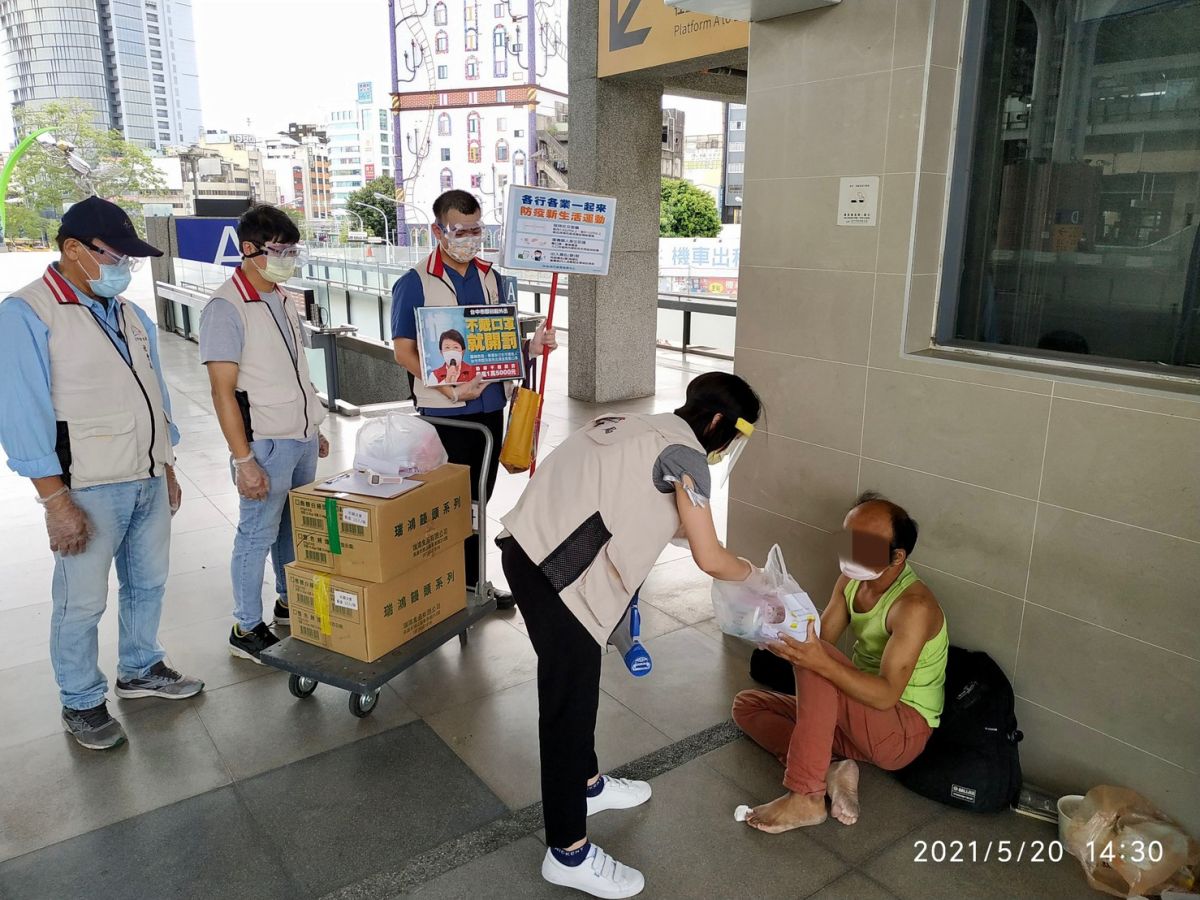 ▲ 台中市社會局等局室聯合鎖定台中火車站進行防疫措施，圖為發放街友防疫包提供自我保護。（圖／社會局提供）