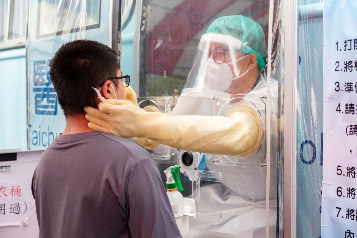 ▲中央流行疫情指揮中心今（21）日指出，目前集中檢疫所已經收治690人，而只要採檢陽性，就會送到集中檢疫所。（圖／NOWnews資料照)