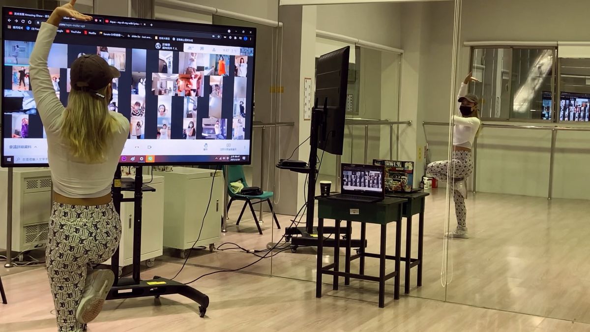 ▲莊敬工家表演藝術科林怡萱老師，架起攝影鏡頭教舞，學生也在鏡頭前聚精會神練習。（圖／新北市政府教育局提供）