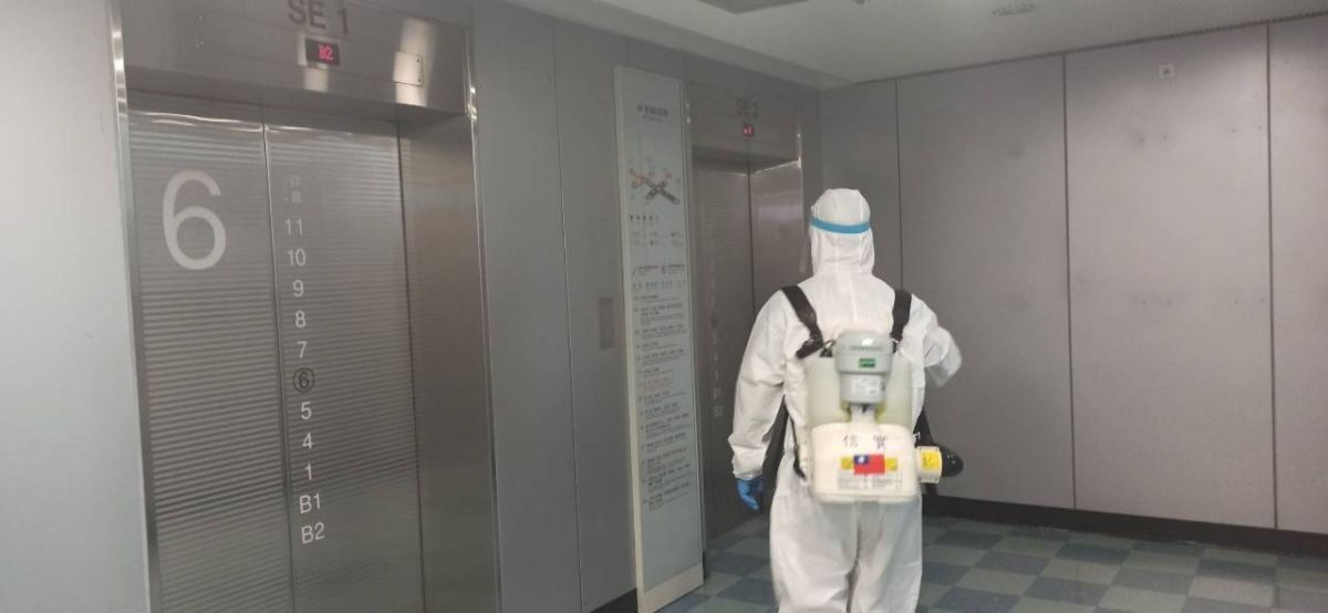 ▲台北市政府大樓爆出北市府大樓六樓新工處有確診者足跡，市府20日晚間緊急消毒。(圖／北市府提供)
