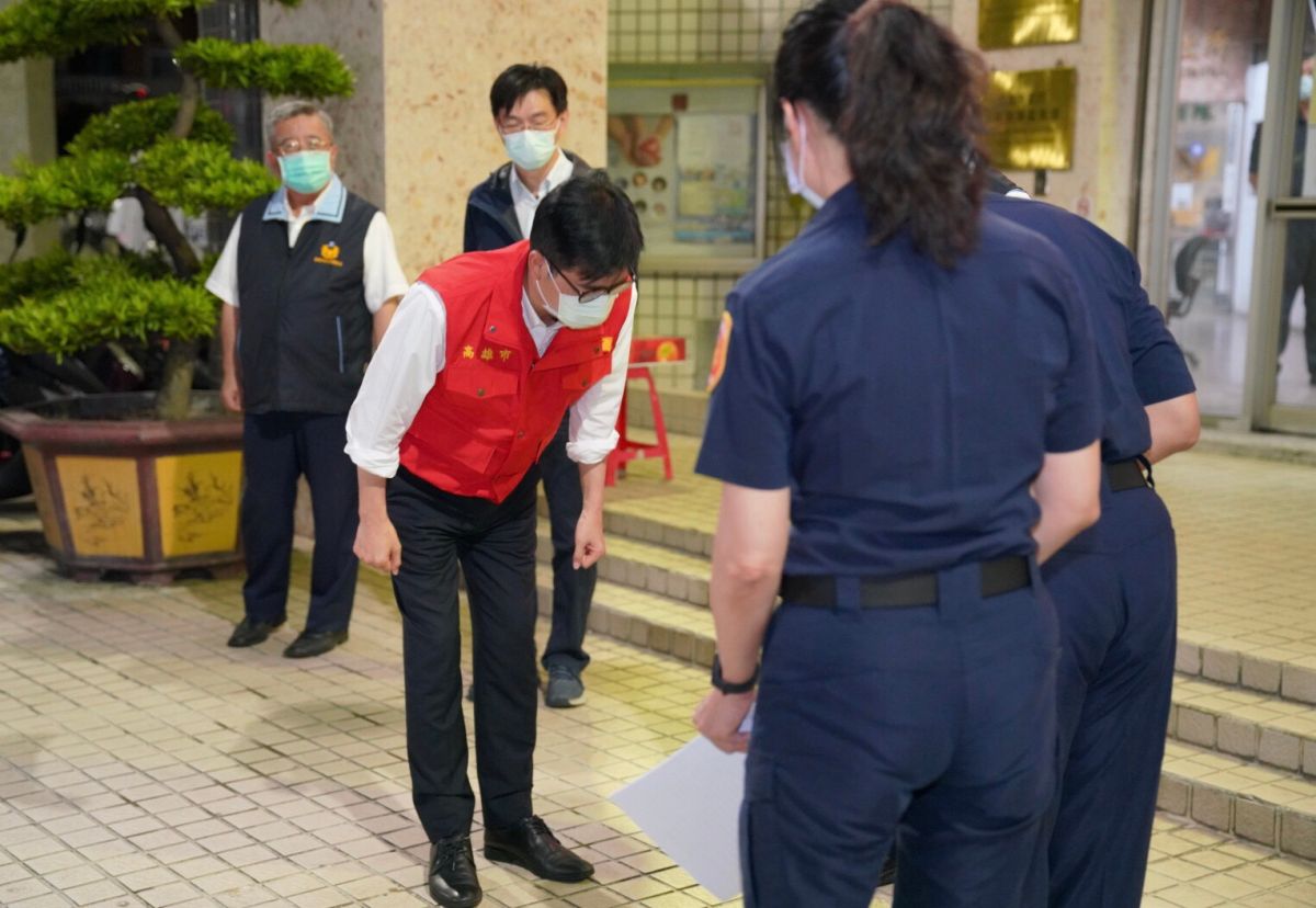 ▲新冠疫情嚴峻，高雄市長陳其邁前往高市警局三民二分局感謝警察同仁協助落實防疫政策，陳其邁也重申貫徹鐵腕執法。（圖／高市府提供）