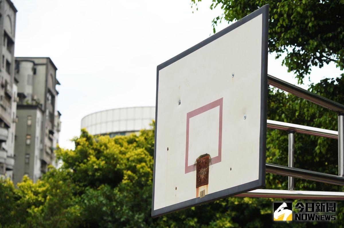 ▲為了避免夜間青少年因為打球而群聚，鄭文燦下令將全市運動場及公園的籃框拆下。（圖／記者李春台攝，2021.05.21）