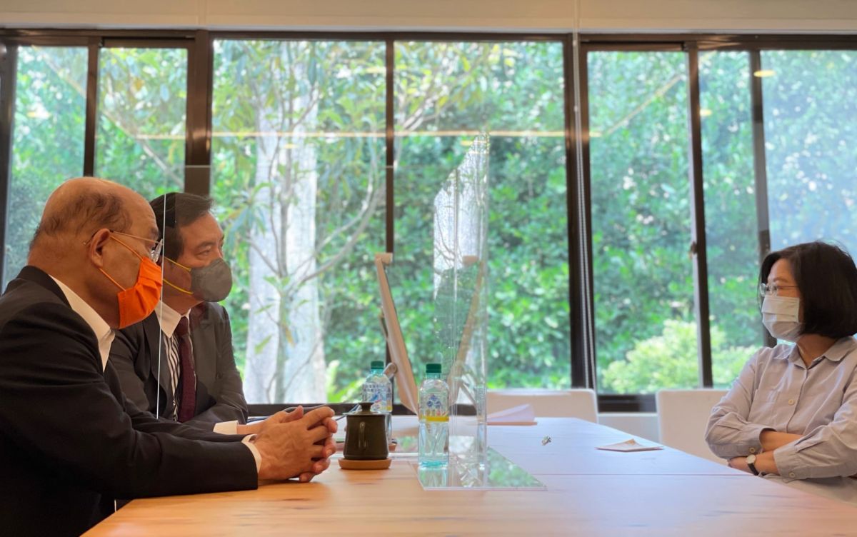 ▲總統府發言人張惇涵今po出一張行政院長蘇貞昌與發言人羅秉成到官邸開會照片，三人對話中間多了一層隔板（圖/翻攝張惇涵臉書）