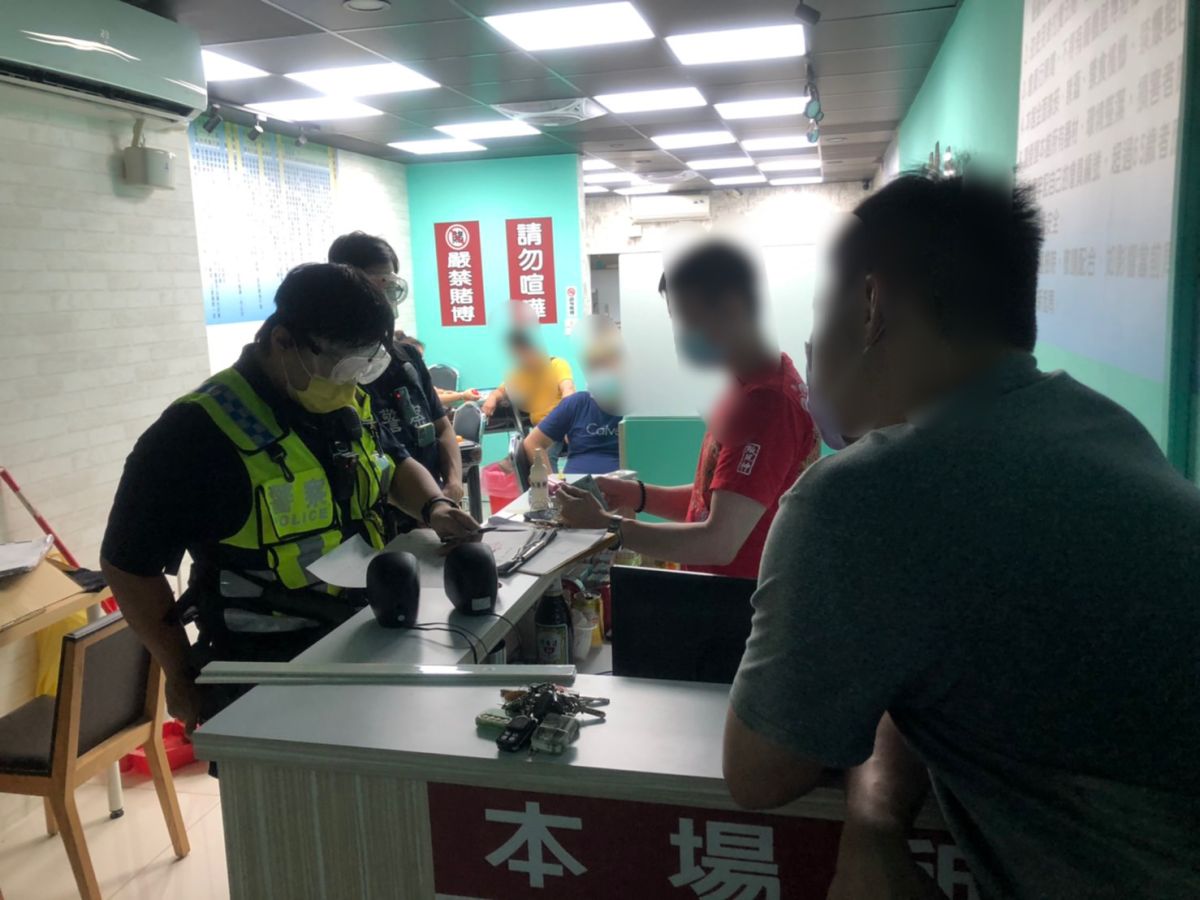 ▲龜山警方靠正在運轉的電表判定麻將館正在營業，一舉破獲違規的麻將館並依法開罰。（圖／龜山分局提供）