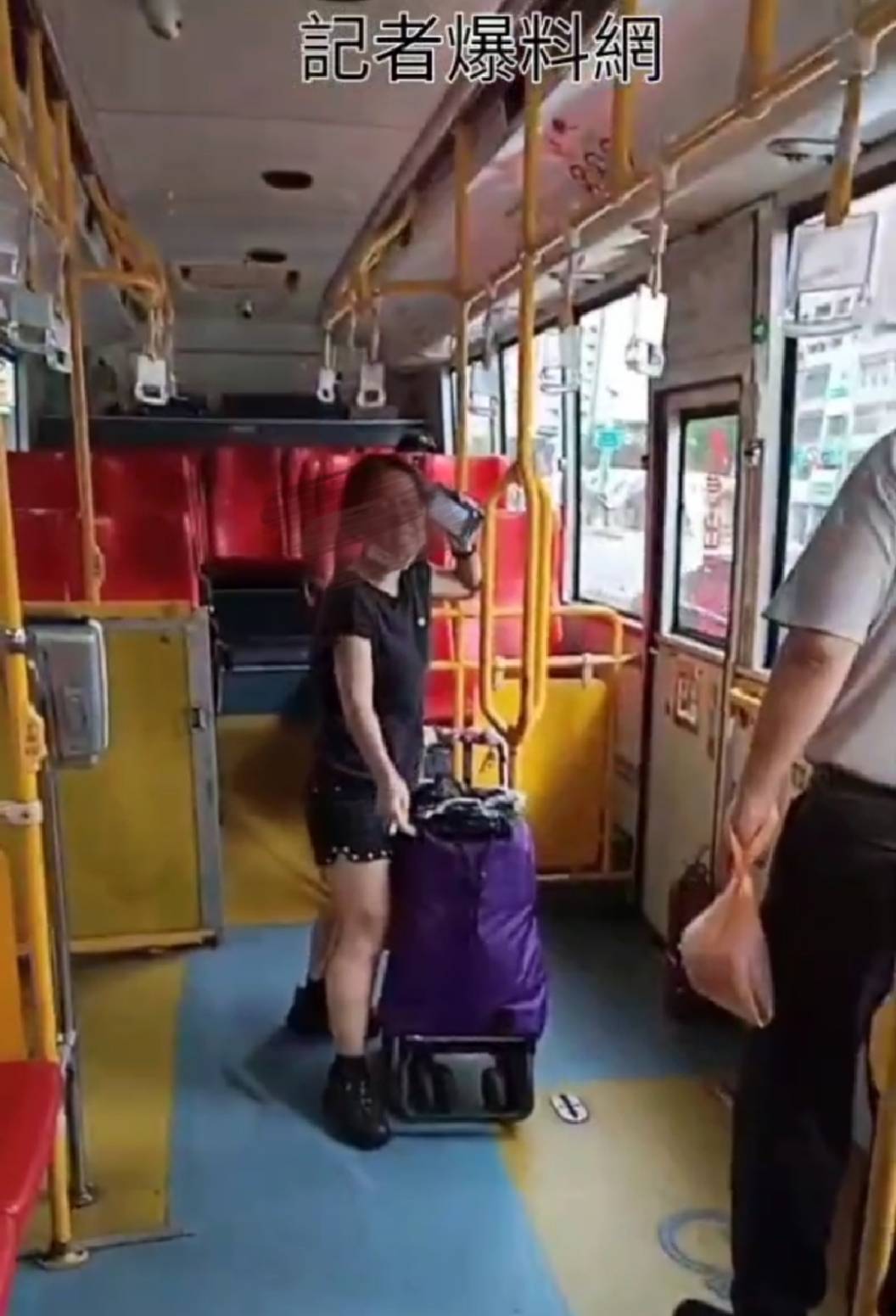 ▲市府表示，婦人上車後假借講手機之故將口罩拉下至下巴處，經司機規勸不聽並咆哮，態度不佳，因此裁罰9000元(圖／柳榮俊翻攝2021.5.21)