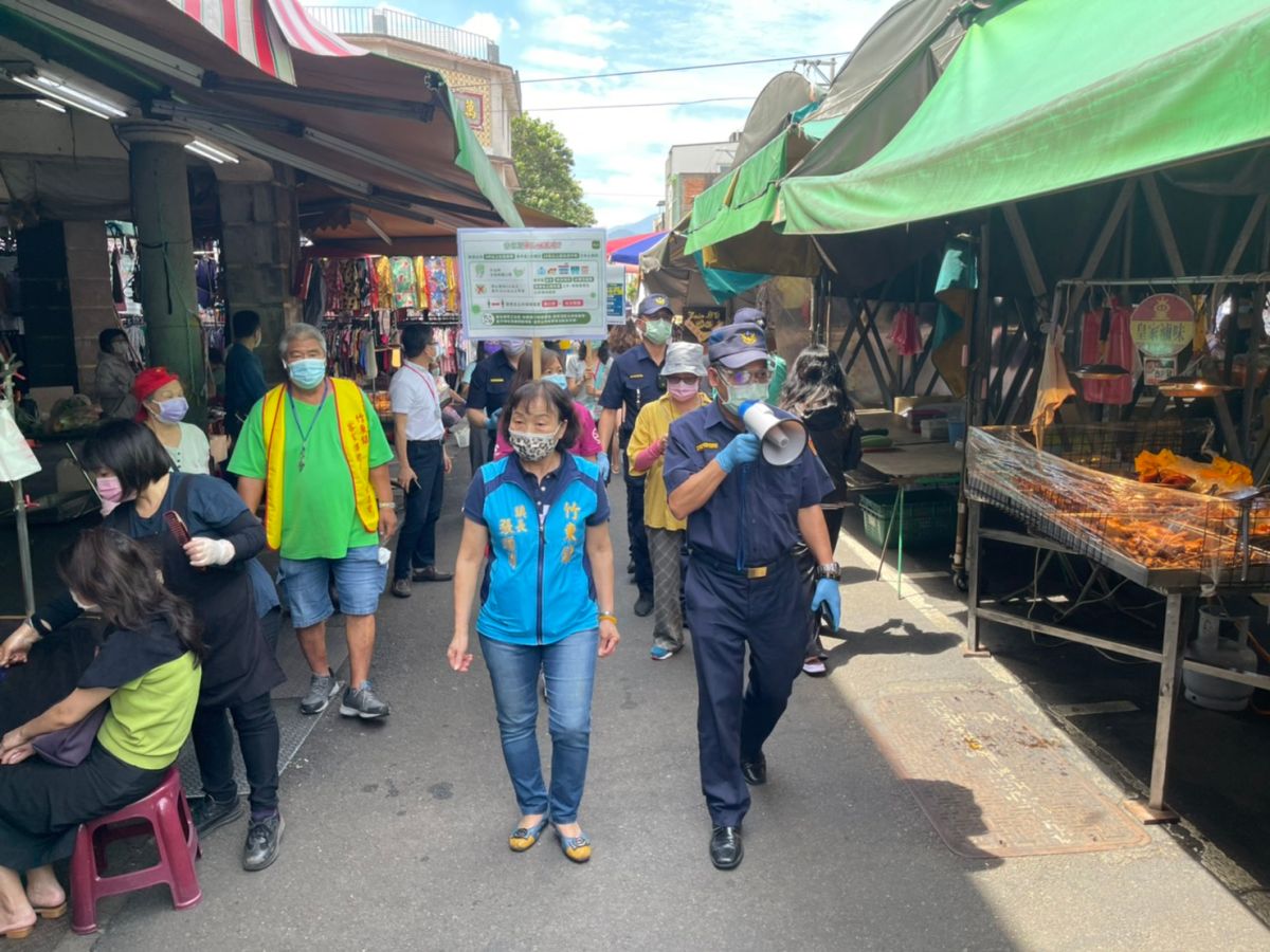 ▲新竹縣政府與竹東鎮公所組成稽查小組，到竹東鎮中央市場宣導外出全程戴口罩。（圖／新竹縣政府提供）