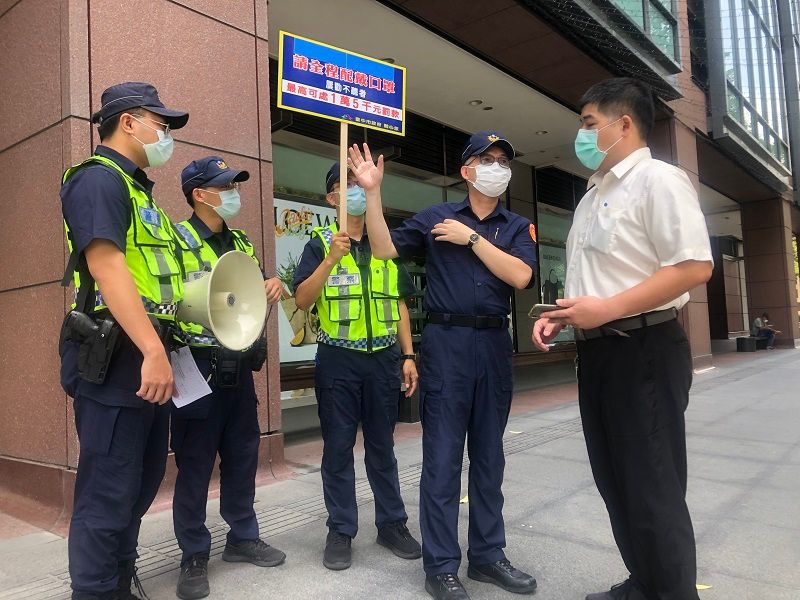 ▲中警第六分局長吳耀南親自到第一線宣導防疫（圖/記者鄧力軍翻攝）