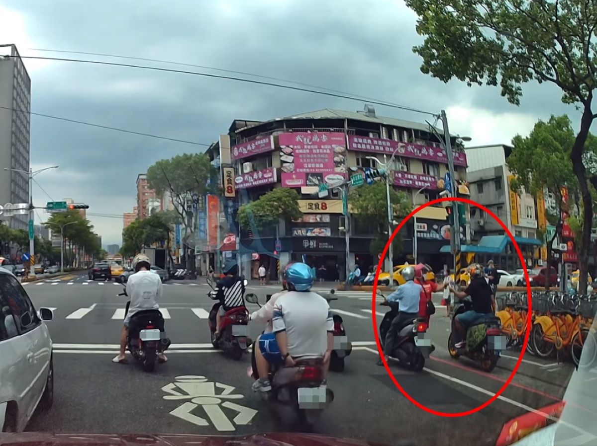 ▲全台疫情升三級警戒，現今外出一定需配戴口罩。不過，就有網友拍到一名婦人發現附近機車騎士沒戴口罩，隨即霸氣上前遞一片。（圖／網友Huan-Jung Hsu授權提供）