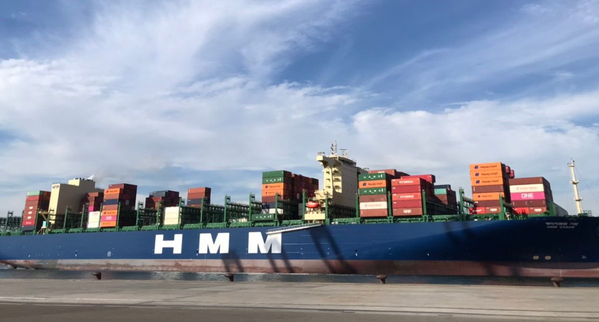 ▲賴比瑞亞籍韓遠加萊姆號貨櫃輪首航高雄港，泊靠該港第6貨櫃中心高明貨櫃碼頭。(圖／記者黃守作攝，2021.05.21)
