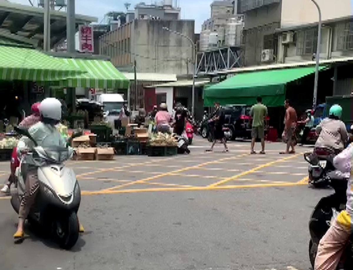 ▲龜山市場中發生有人不戴口罩拉扯打架，警方到場後將未戴口罩的2人函送衛生局裁罰。（圖／翻攝臉書「桃園人」）
