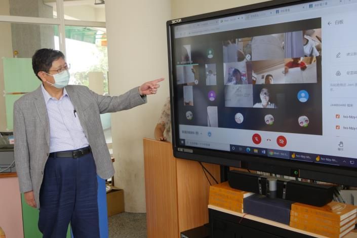 ▲全國學校即日起停課至28日，讓學生在家使用載具線上學習，新竹縣長楊文科前往竹北麻園國小視察學生線上學習狀況。(圖／新竹縣政府提供)