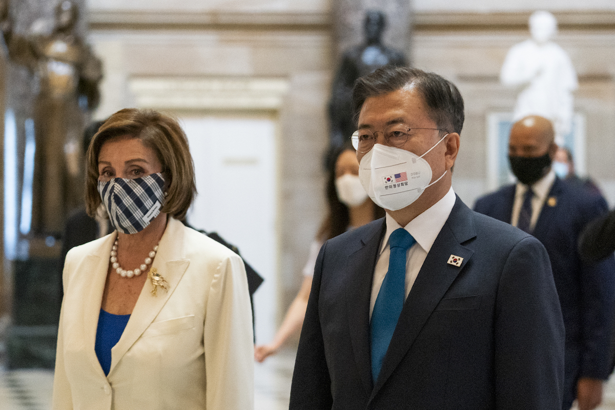 ▲韓國總統文在寅訪美行程持續，預計將於當地時間21日下午與美國總統拜登召開峰會。圖為文在寅到訪美國會眾議院議長裴洛西辦公室。（圖／美聯社／達志影像）