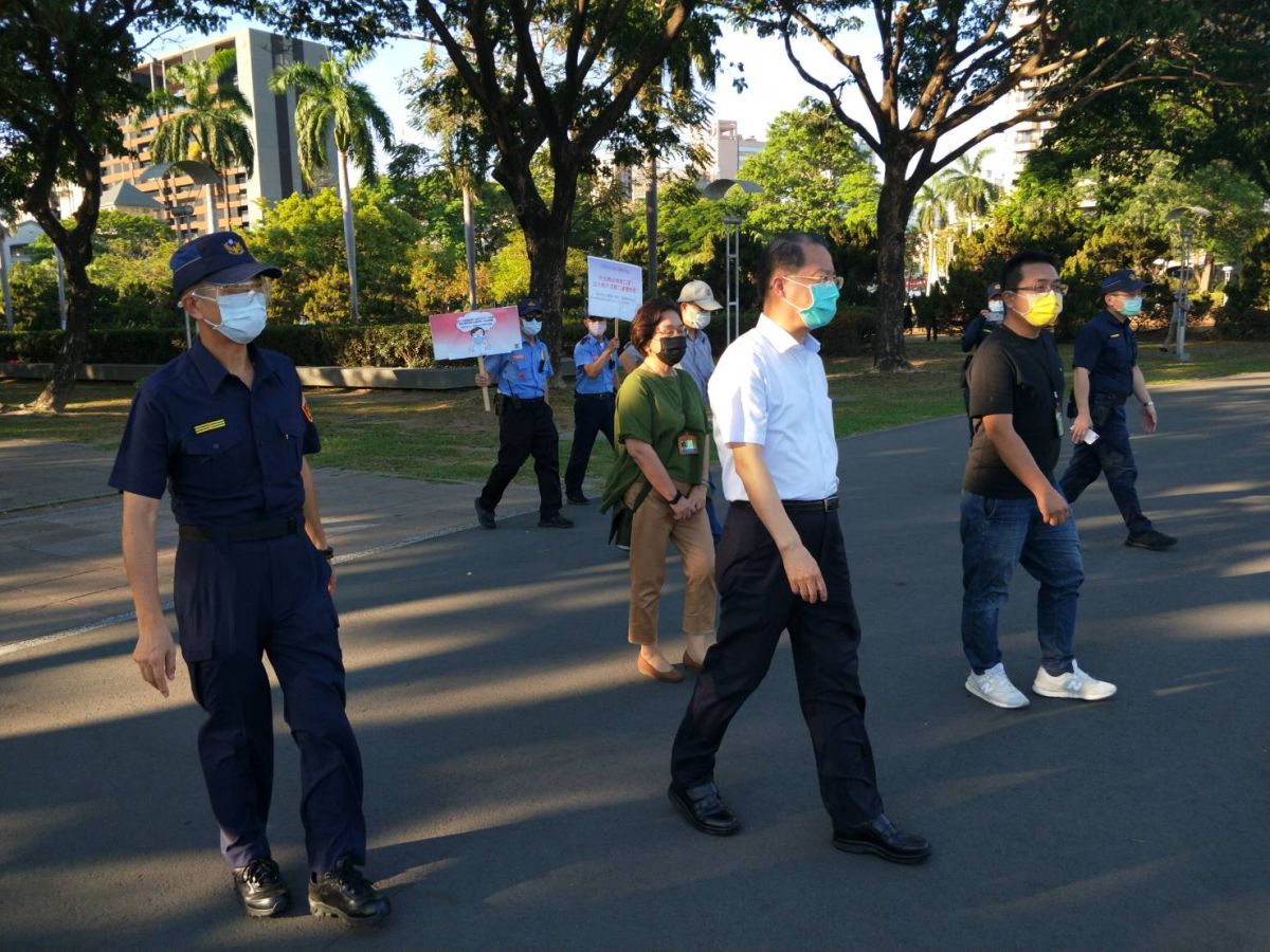▲高市警方提醒民眾不要群聚，外出一定要戴上口罩。（圖／高市府警察局提供）