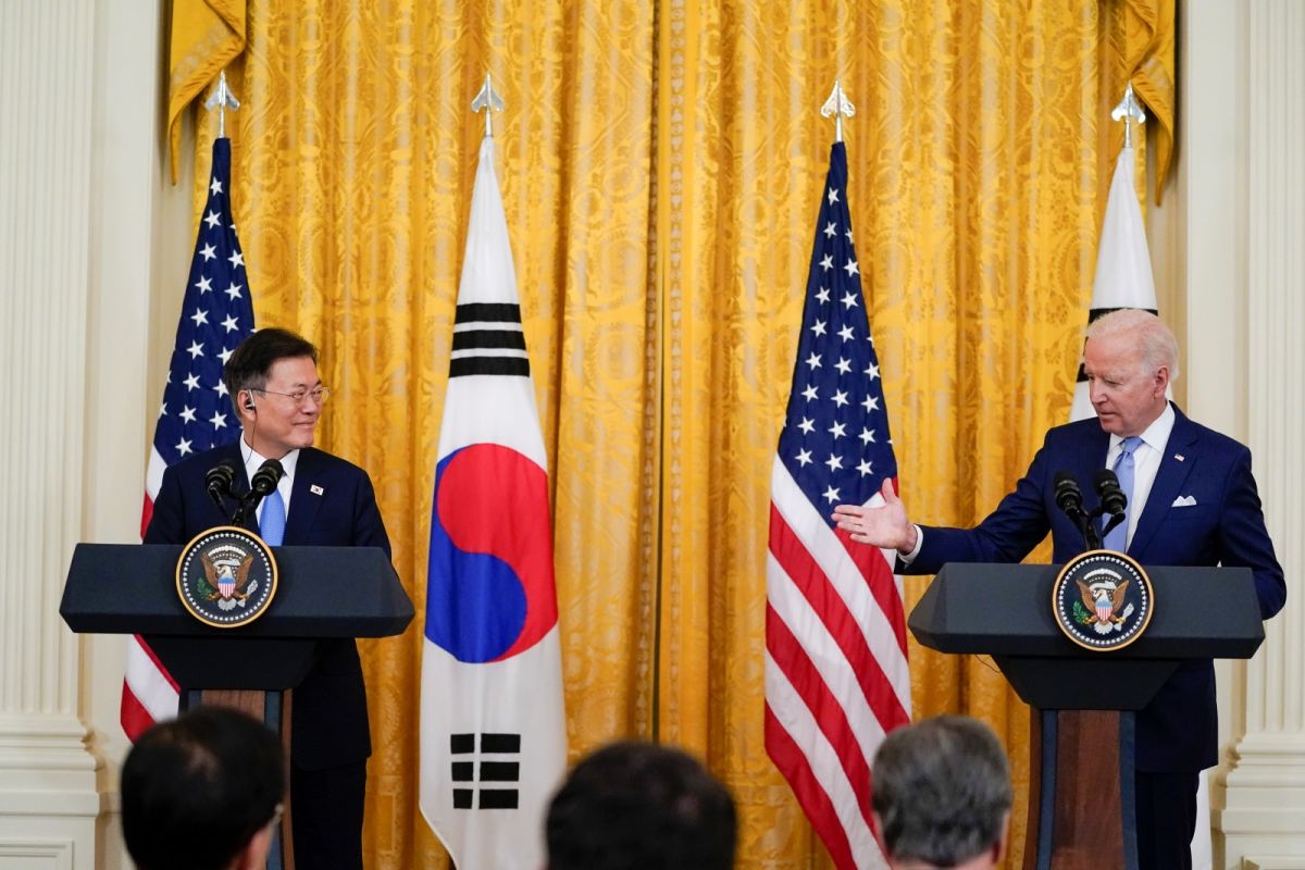 ▲美國總統拜登與來訪的韓國總統文在寅舉行峰會。這次峰會中，拜登將強調他對亞洲的戰略焦點，同時淡化處理來自中國和北韓挑戰會有快速進展的機會。（圖／美聯社／達志影像）
