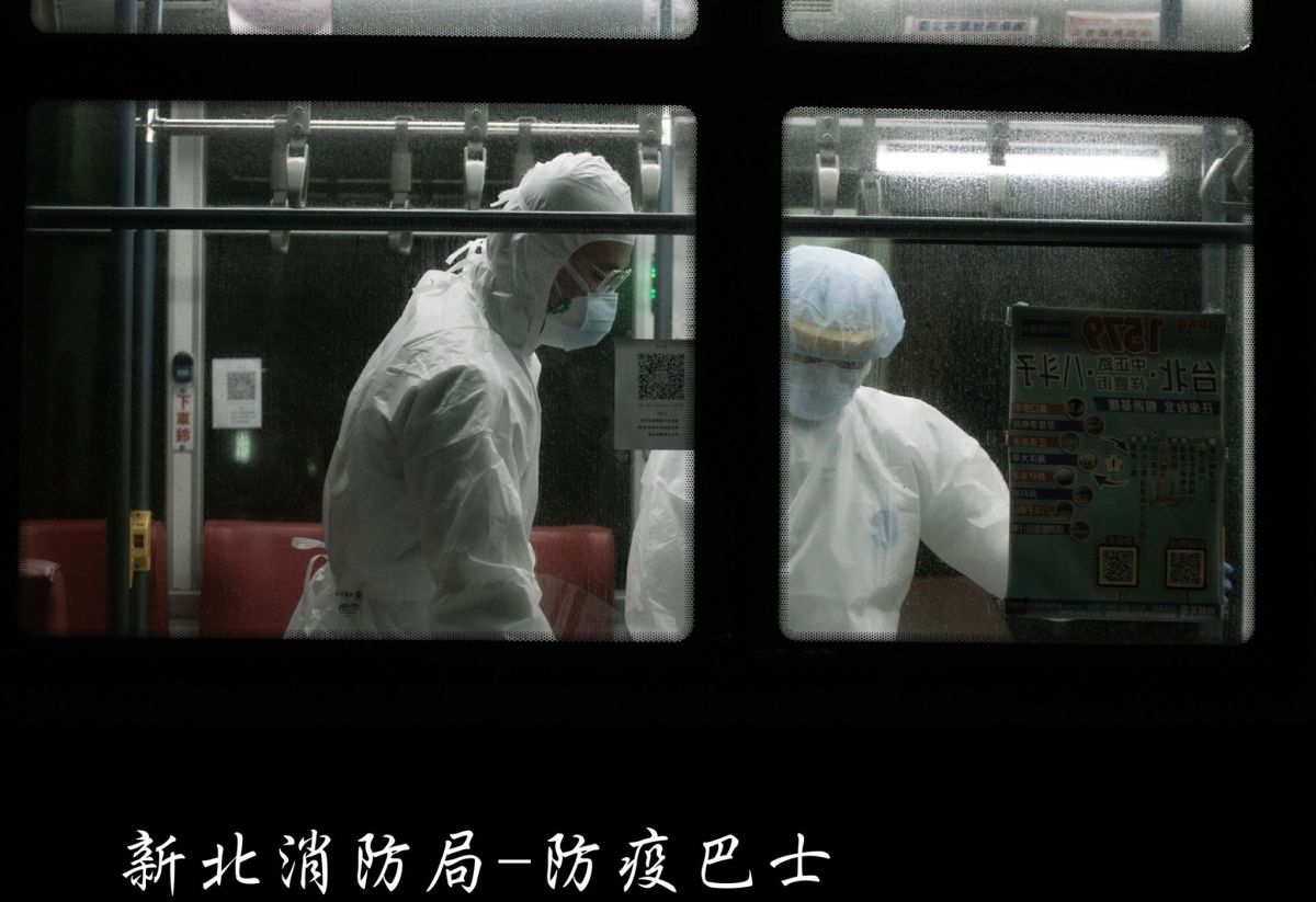 ▲新北消防局昨（21）晚深夜發文，透露許多消防員忙到無法回家，呼籲民眾週末乖乖待在家防疫。（圖／翻攝自「新北消防發爾麵」臉書）