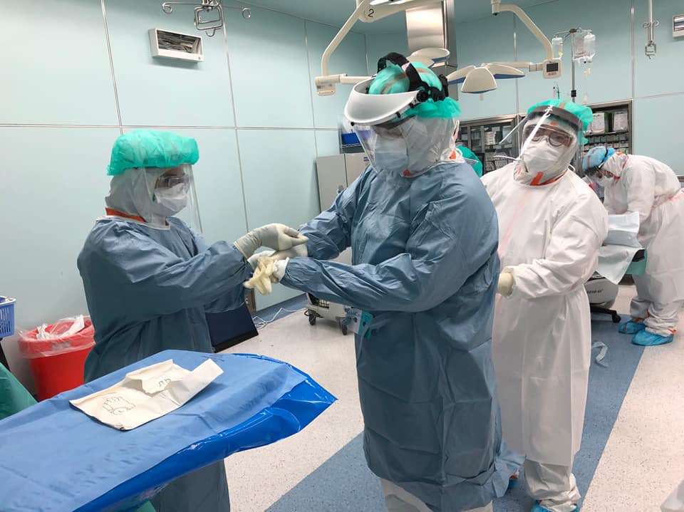 ▲萬芳醫院婦產科醫師王樂明順利幫確診新冠肺炎的產婦接生。（圖／翻攝醫師臉書）