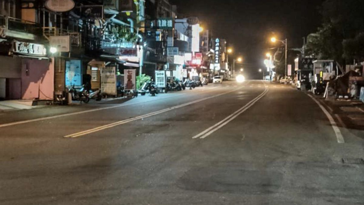 ▲在屏東出現首例本土病例後，縣府立刻下令因應防疫措施，熱鬧的墾丁大街瞬間成了空城。（圖/潘孟安臉書）