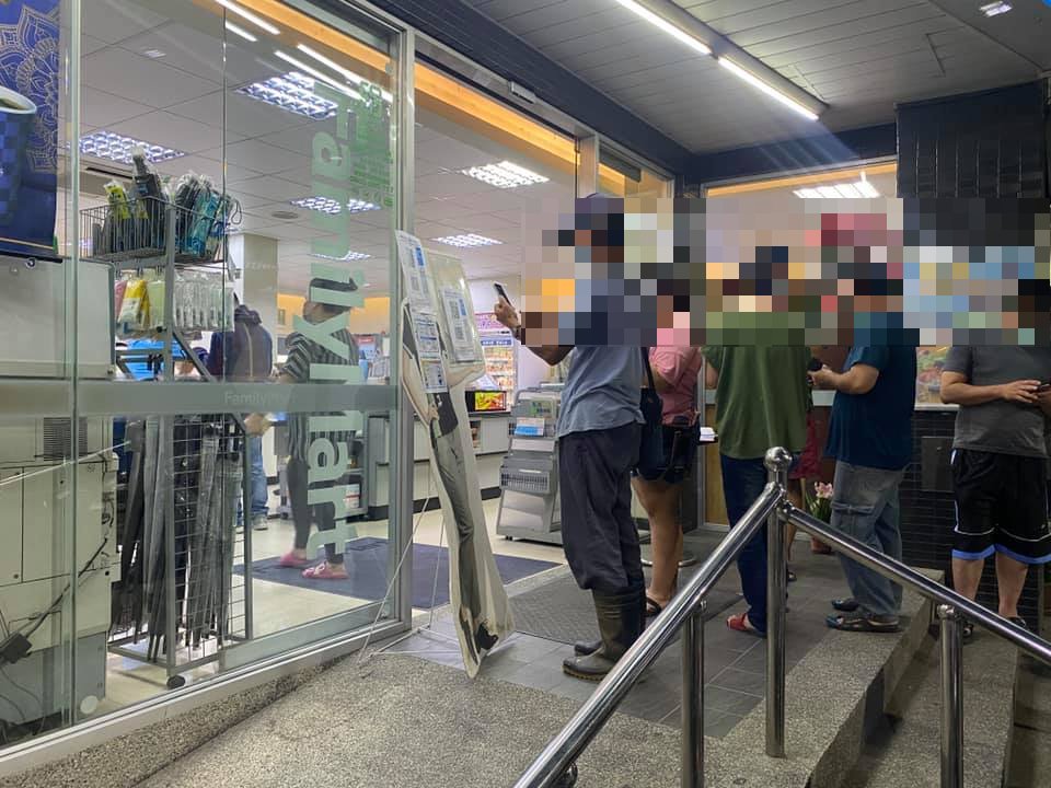 ▲許多長輩站在超商門前，因為不太會使用手機掃描QRcode，立刻有路人暖心協助。（圖／翻攝自《路上觀察學院》）