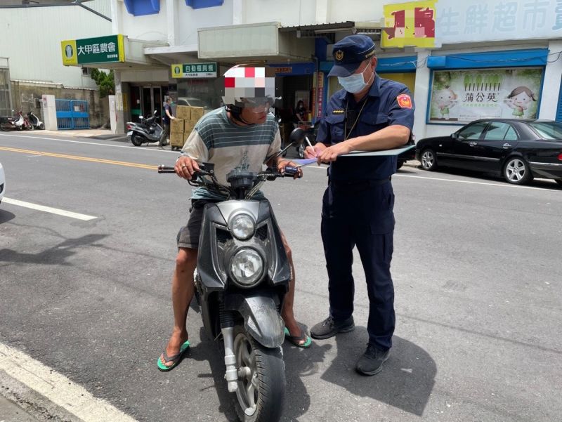 ▲大甲一名男子騎乘摩托車，未戴口罩，遭攔停當場勸導單(圖／警方提供2021.5.22)