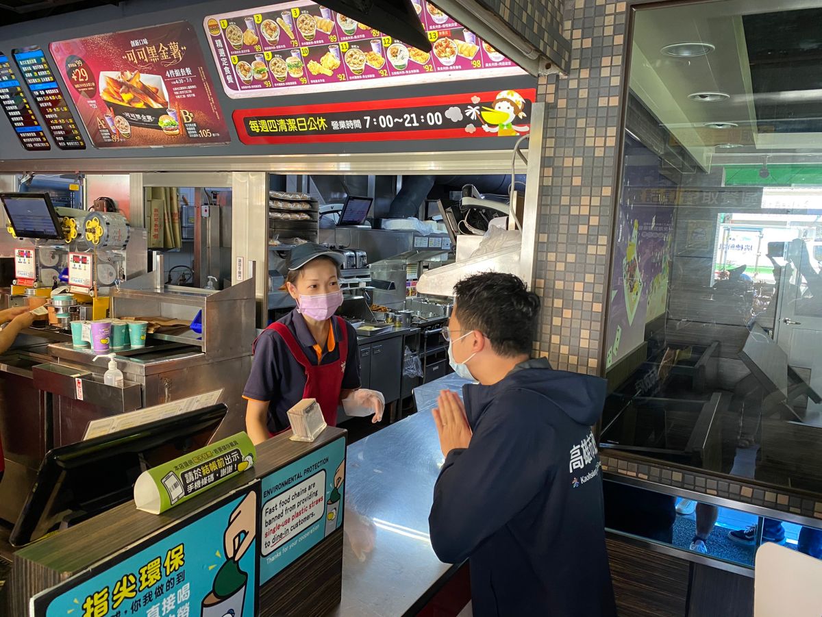 ▲廖泰翔率隊前往哈瑪星商圈早餐店稽查，店家都配合防疫改以外帶。（圖／高市府經發局提供）
