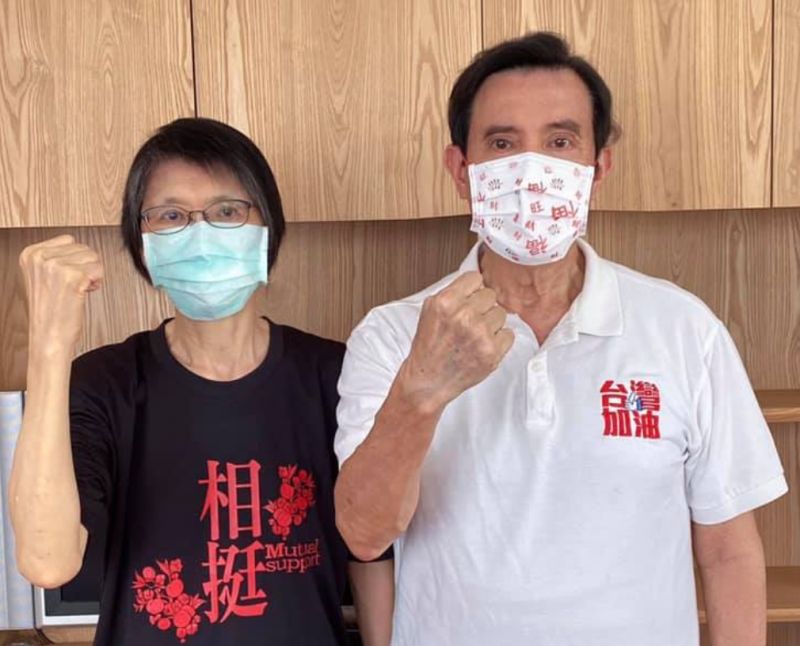 ▲前總統馬英九今（22）日PO出與夫人周美青戴口罩的照片，呼籲民眾沒事別外出。（圖／取自馬英九臉書）