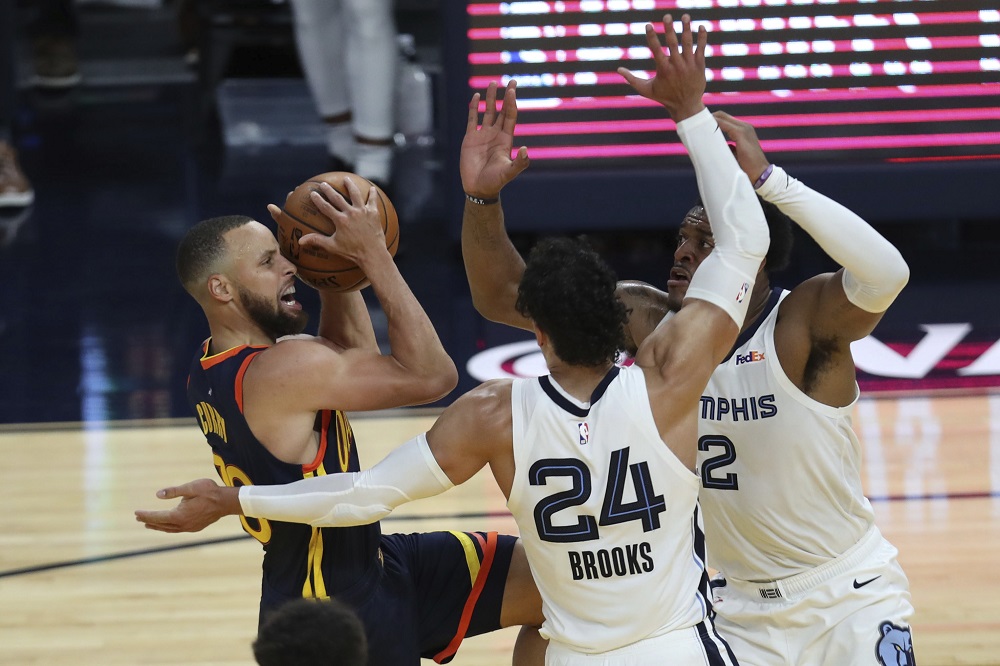 ▲Stephen Curry在包夾之下勉強出手。（圖／美聯社／達志影像）