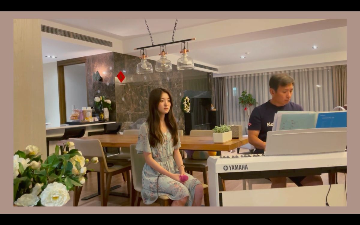 ▲韓菲（左）翻唱白藝潾的歌曲，爸爸王中平在一旁彈琴伴奏，而她的甜美歌聲引起熱議。（圖／翻攝韓菲YouTube）