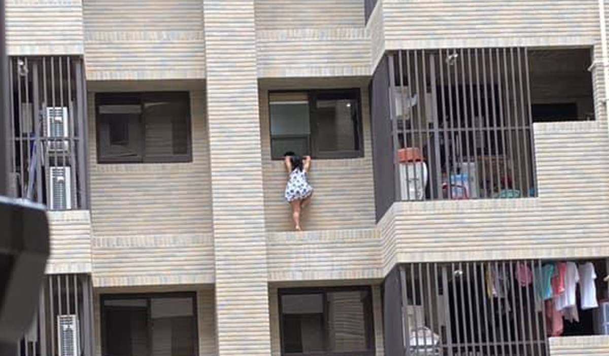 ▲6歲小女童趁阿嬤不在家爬出7樓窗外，讓人看了心驚膽跳。（圖／翻攝「爆怨公社」）
