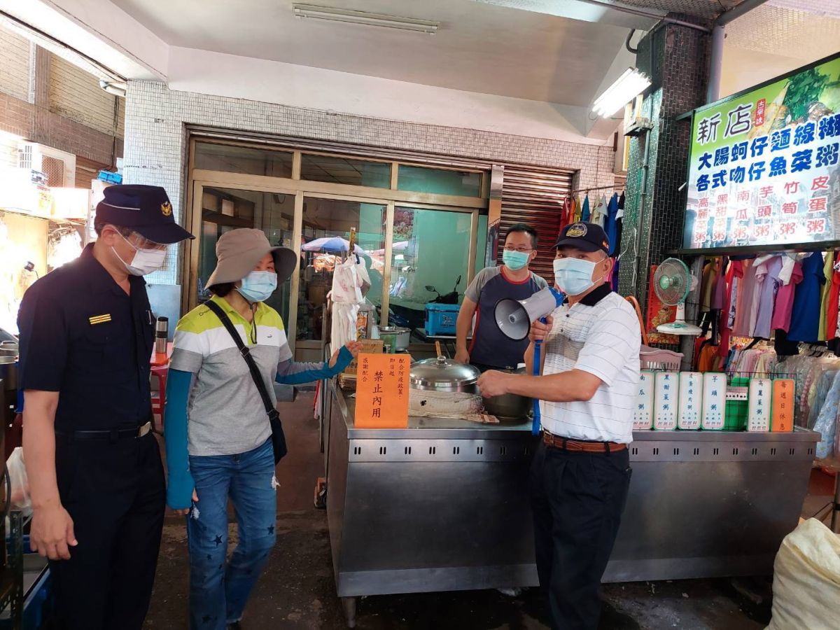 ▲民政局執行稽查外出民眾未戴口罩及在市場內禁止提供內用。（圖／高市府民政局提供）
