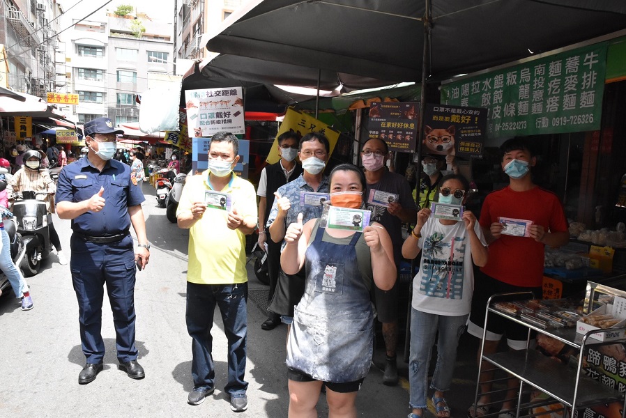 ▲豐原分局與區公所今商請多位外籍朋友到廟東及市場，操外語向各國移工宣導防疫(圖/記者鄧力軍翻攝)