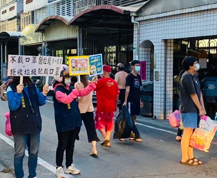 ▲高市環保局宣導「不戴口罩拒收垃圾」。（圖／高市環保局提供）