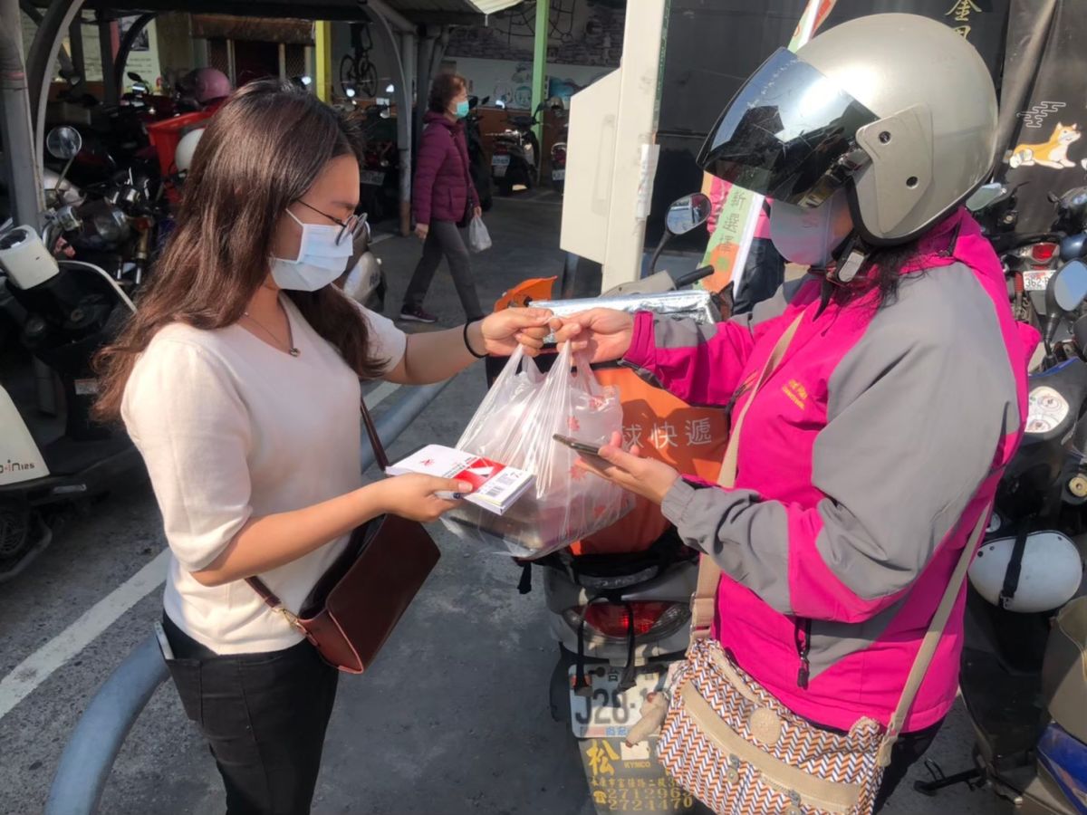 ▲傳統市場也能外送！經濟部輔導的「免迺好揀」買菜網，主婦不出門，一指操作，蔬果生鮮送到家。（圖／經濟部提供）