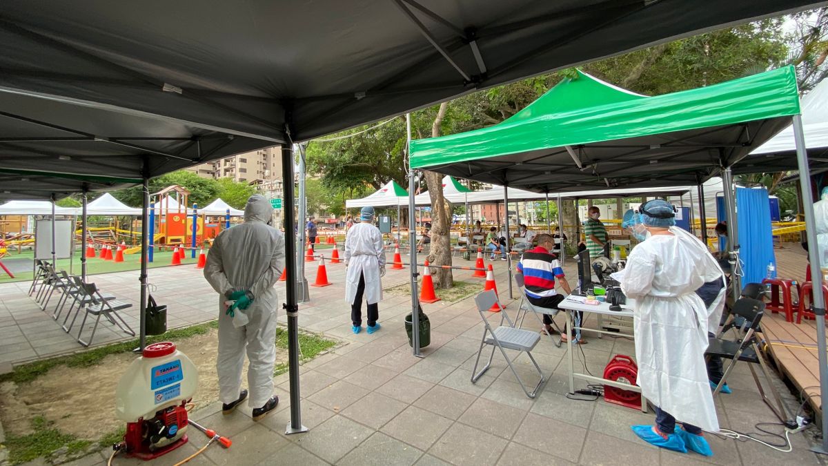 ▲經濟部針對企業設立快篩站提出4大說明。圖為萬華區的青草園快篩站。（圖／台北市政府提供）