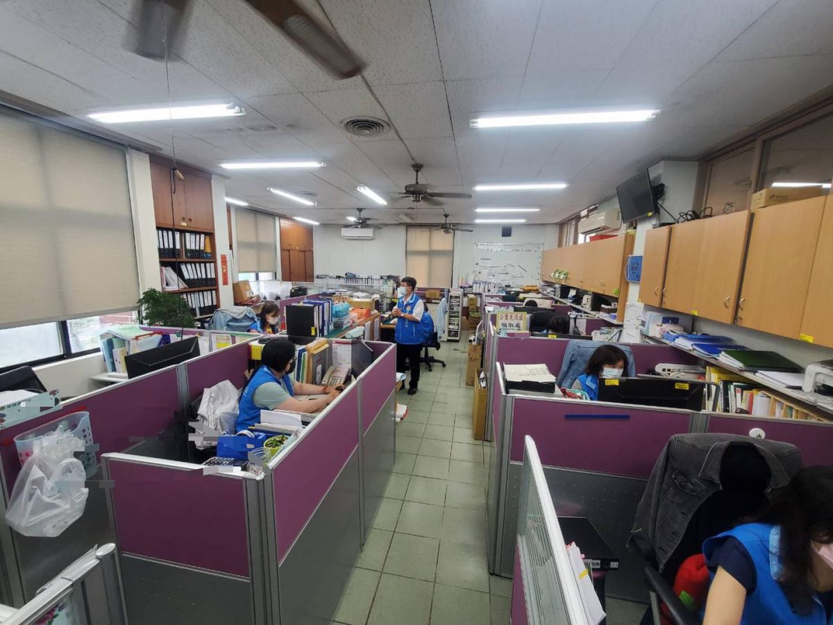 ▲新竹縣長楊文科在臉書po出衛生局疫調辦公室照片，呼籲：「多一點鼓勵與打氣，少一點謾罵和猜忌。」(圖／新竹縣政府提供)