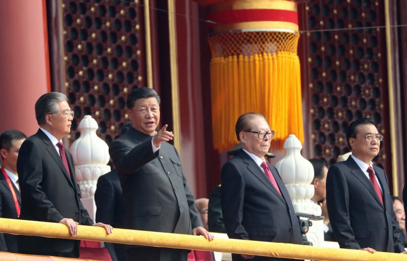 ▲習近平(左二)邀請胡錦濤(左一)、江澤民(右二)出席中共建政70周年典禮,「三代同堂」強化了以習近平為核心的後續政局。(圖/美聯社/達志影像)