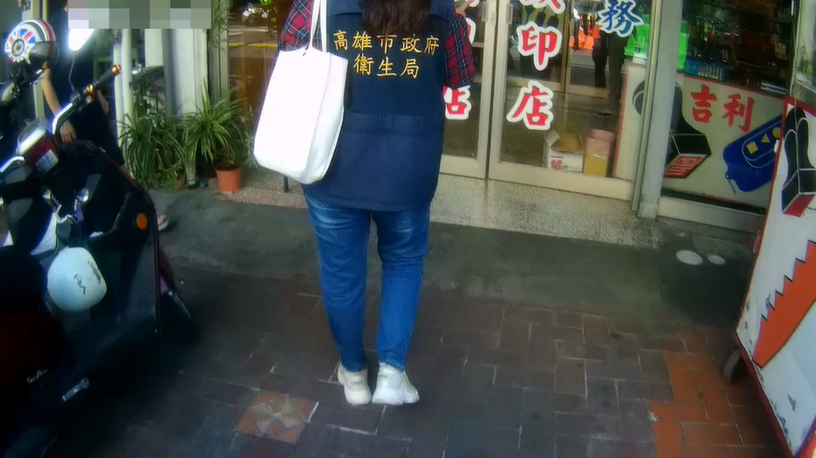 ▲日前有民眾在住家1樓開設鎖匙行，因在店內沒戴口罩遭到衛生局開罰，引發民眾質疑沒營業也開單，認為是執法過當，但衛生局表示，若隨時都可能有顧客上門，營業場所就該落實全程戴口罩。（圖／翻攝畫面）