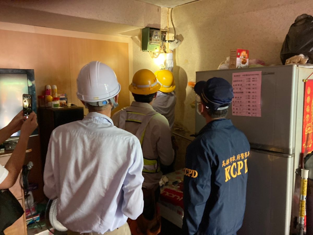 ▲高雄市大社區一家卡拉OK店無視防疫規定繼續營業遭高市府立即斷水斷電。（圖／高市府工務局提供）