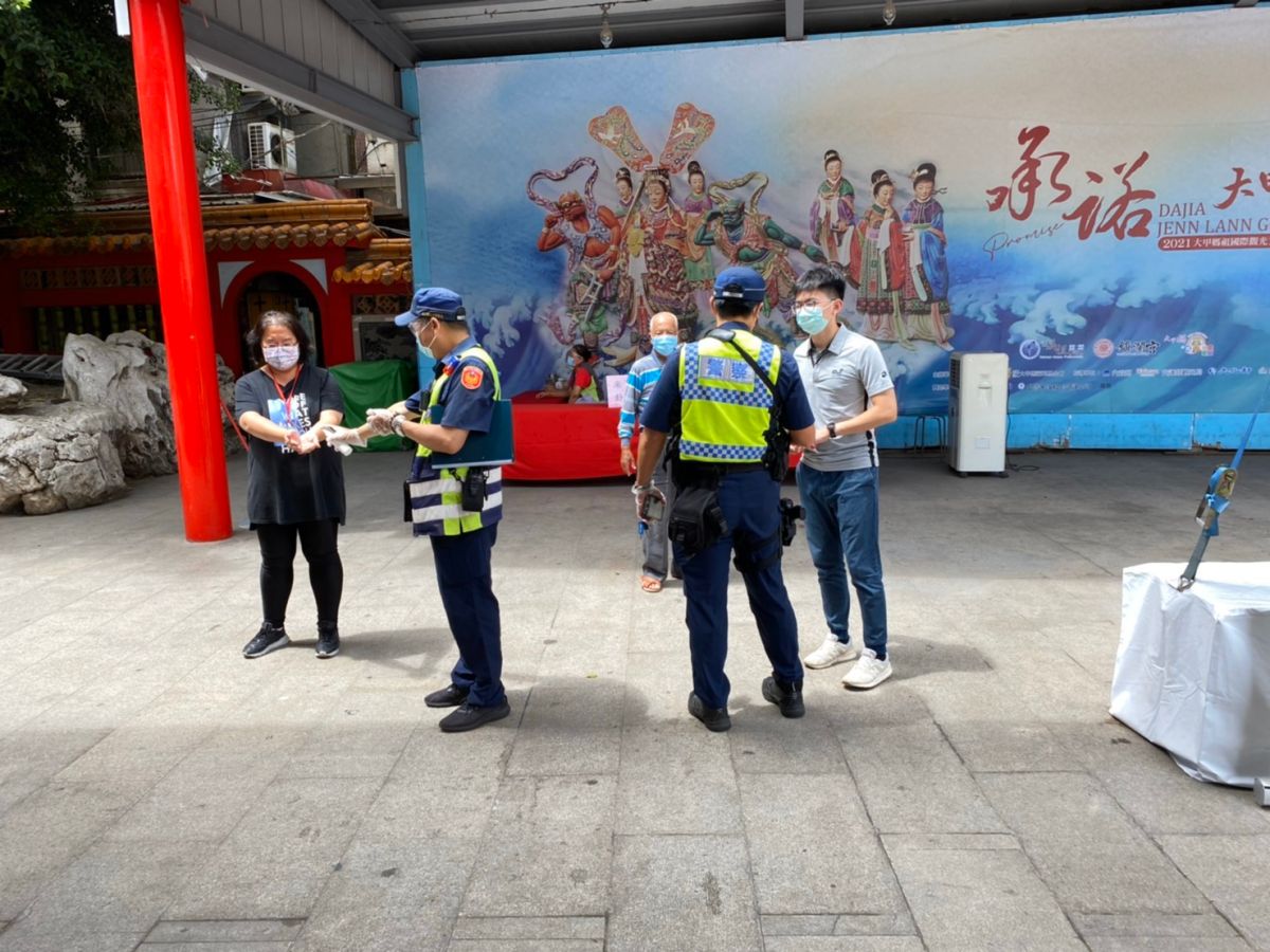 ▲大甲警分局避免假日遊客在鎮瀾宮參拜造成群聚，警方特別製作標語(圖／警方提供2021.5.23)