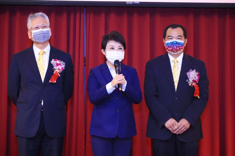 ▲台中市金手獎得獎廠商協進會理事長洪欽瑞(右),大力號召廠商捐快篩試劑助市府抗疫=