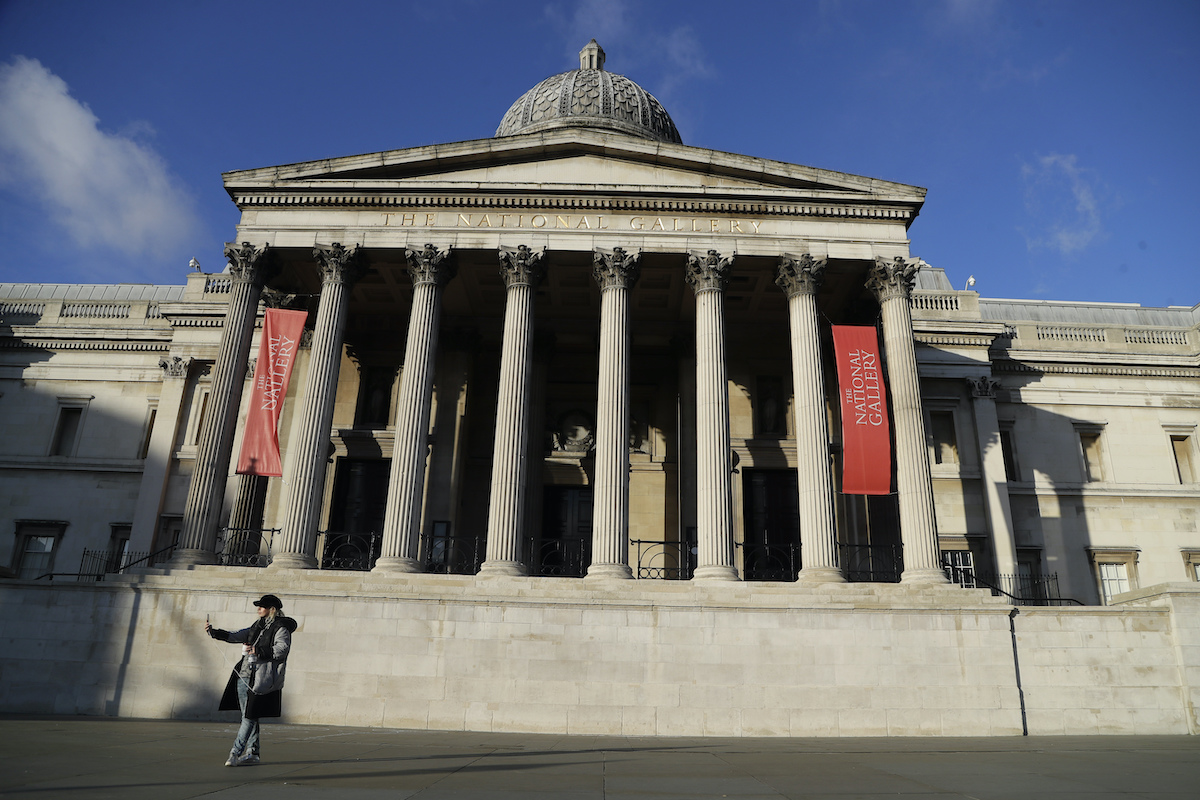 ▲英國廣播公司（BBC）總監霍爾因為曾參與設計黛安娜專訪一事，辭去英國國家美術館館長的職務。圖為英國國家美術館（National Gallery）。（圖／美聯社／達志影像）
