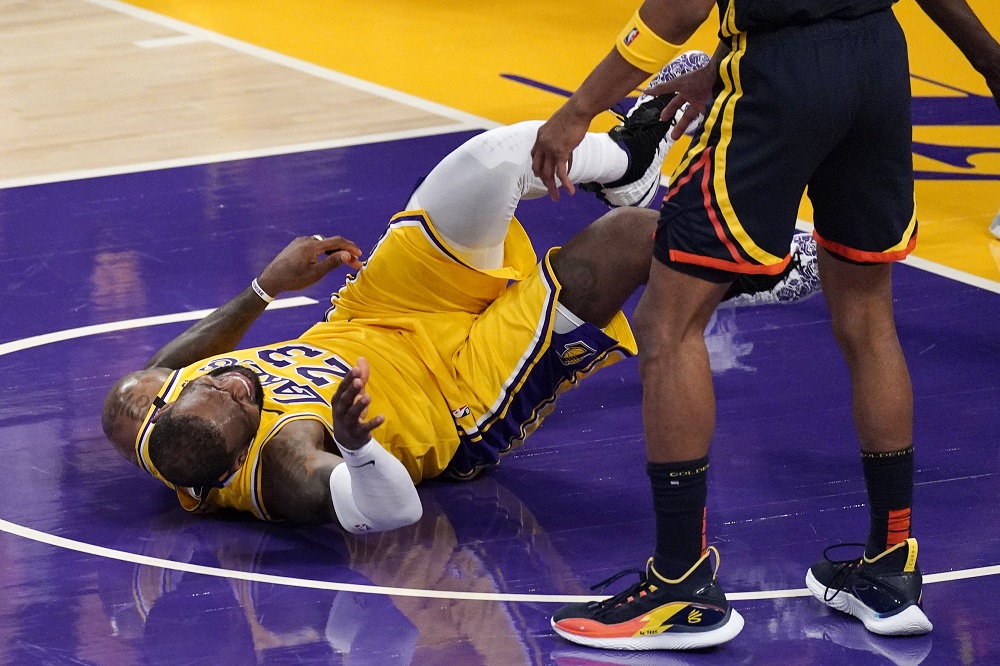 ▲LeBron James被犯規後倒地。（圖／美聯社／達志影像）